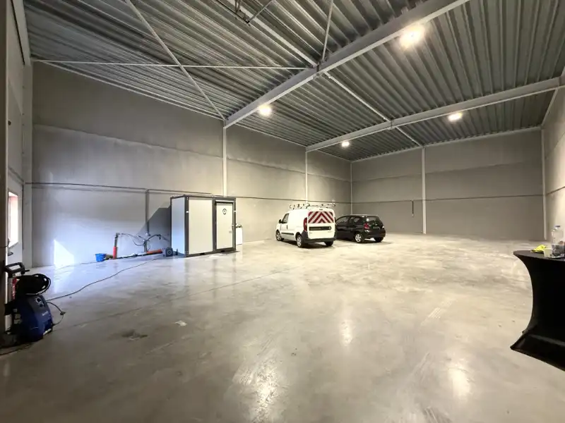 Recente KMO-unit van 234 m² met 2 privatieve parkeerplaatsen foto 3