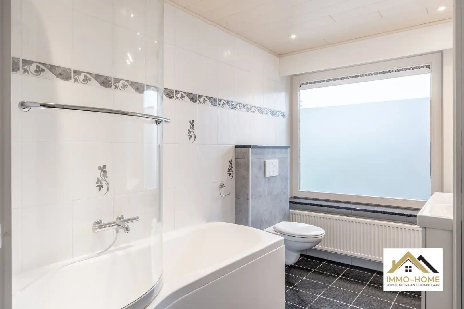 Ruime woning met magazijn en open zicht op topligging foto 15