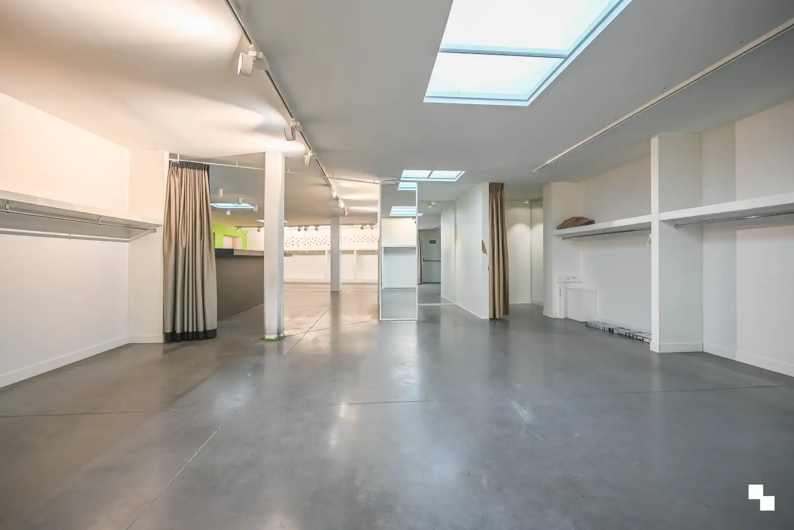 Handelszaak met ruime vitrine in centrum Waregem foto 13