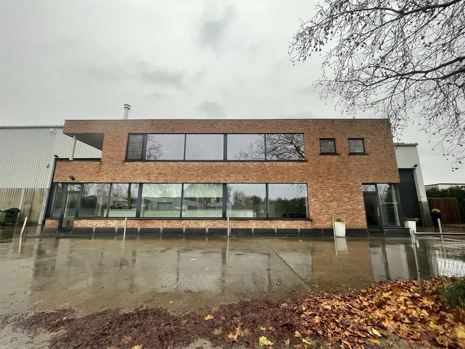 Gemengd gebouw met ruime loft appartement en loods van 400 m² te lokeren. foto {{pictureIndex}}