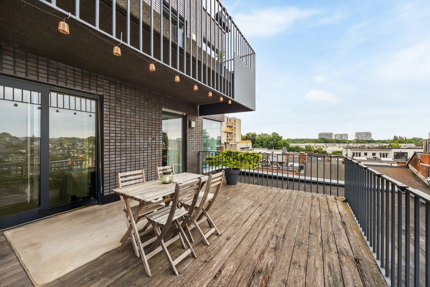 Energiezuinig (EPC A) en verhuurd 1slk-appartement met GIGA-terras van 28m² op toplocatie te Zurenborg foto {{pictureIndex}}