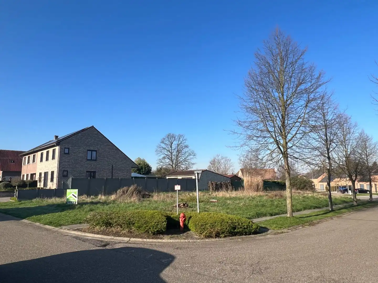 RUIM PERCEEL BOUWGROND OP RUSTIGE LIGGING IN STADSRAND foto {{pictureIndex}}