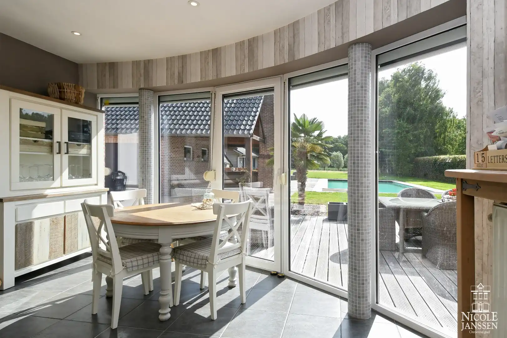 Instapklare gezinswoning met vier slaapkamers en zwembad foto 13