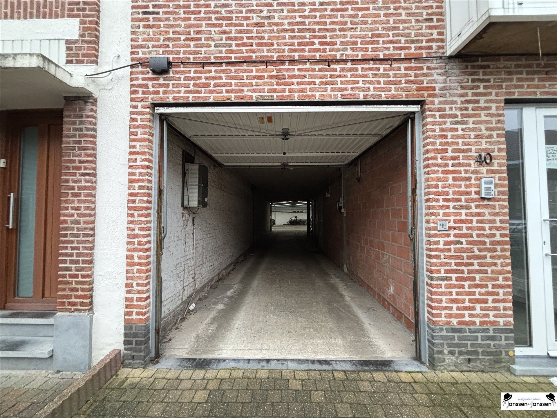 Ruim Magazijn van 332 m² met 13 overdekte parkeerplaatsen foto 2