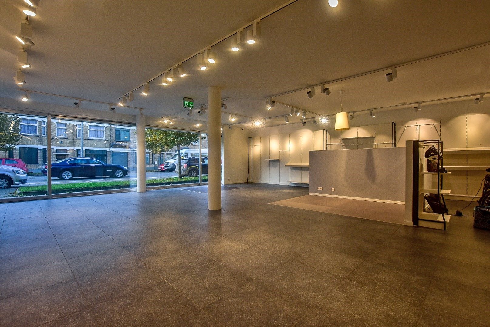 Gerenoveerd ruim handelsgelijkvloers te huur (324m²) in het centrum van Diksmuide.  foto {{pictureIndex}}