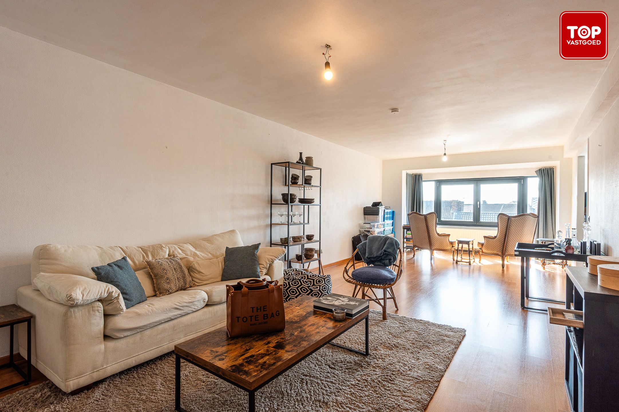 Instapklaar, lichtrijk appartement nabij Sint-Pietersstation foto {{pictureIndex}}