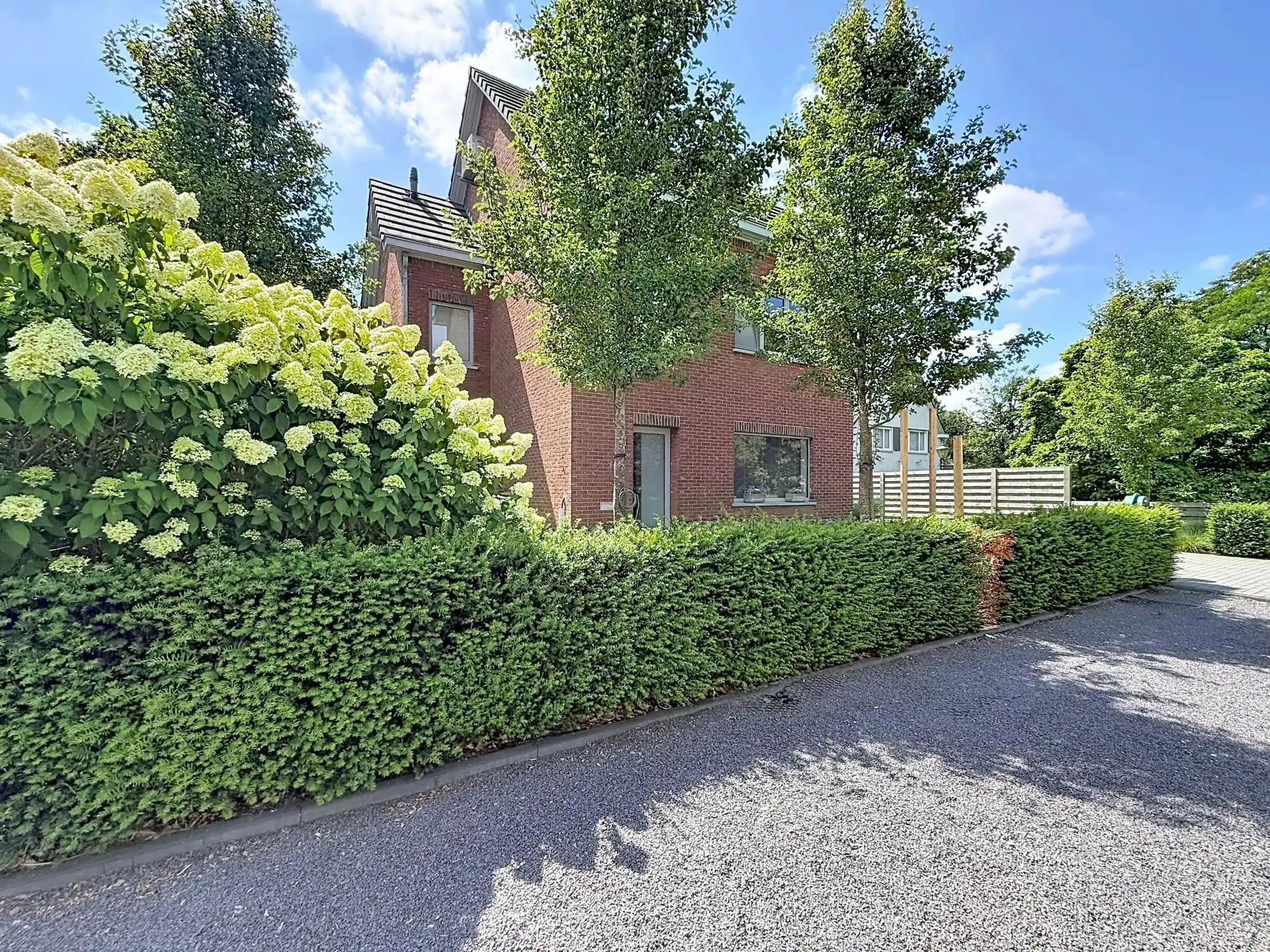 Verrassend ruime instapklare woning met 3 slaapkamers op een mooi perceel. foto 3
