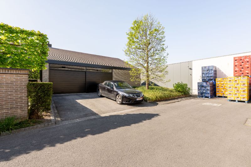 Stijlvolle villa met winkelruimte, parking, loods en handelsfonds op toplocatie foto 17