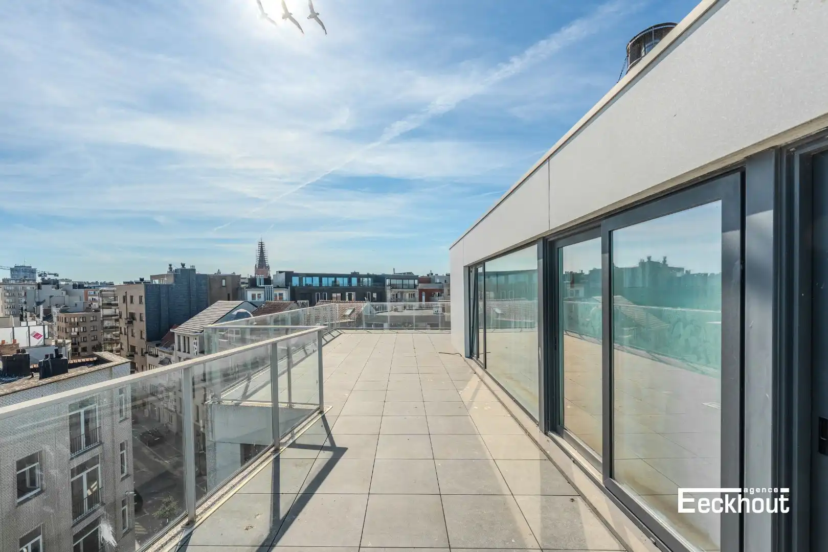 Unieke penthouse met ruime terrassen, 2 slaapkamers en zeezicht foto 2
