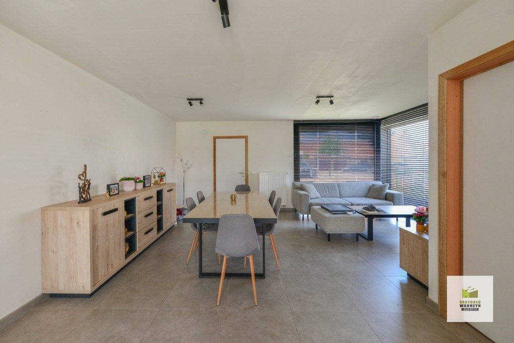Energiezuinige recente woning met 3 slaapkamers, tuin en carport in rustige straat te Sint-Joris foto 7