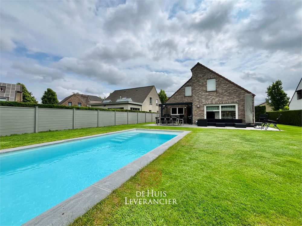 Exclusief wonen in Kontich ? Luxe, rust & ruimte met tuin met zwembad te koop ! foto {{pictureIndex}}