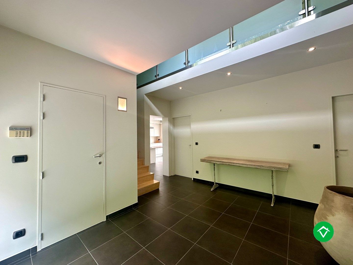 Ruime gezinswoning met vier slaapkamers en afzonderlijke bureauruimte te Koekelare foto 4