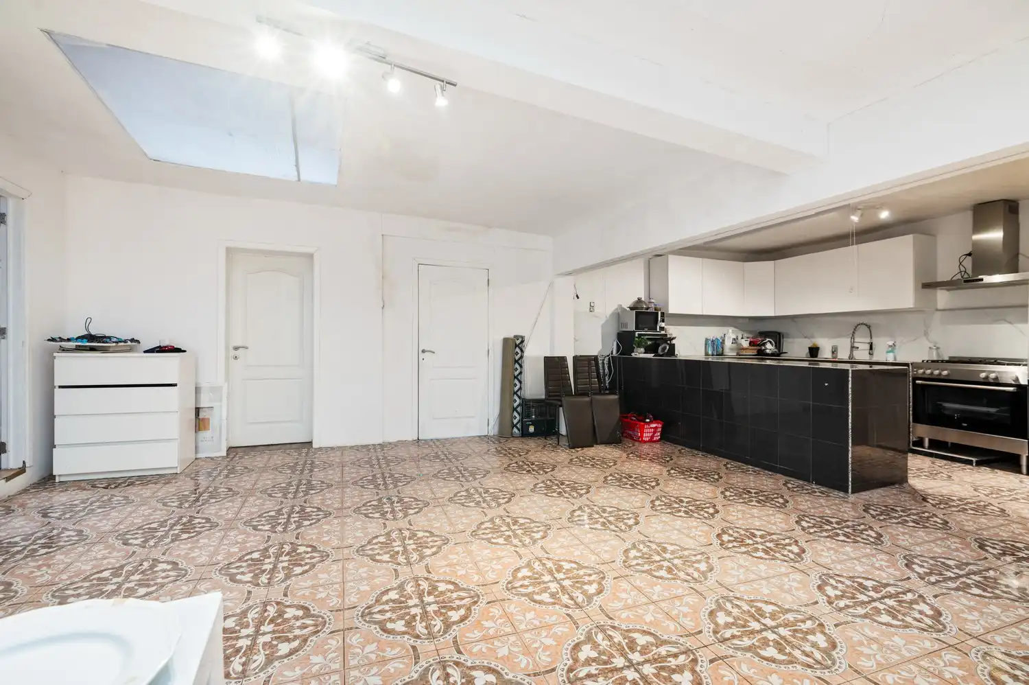 Opbrengsteigendom met een groot magazijn en 3 appartementen te koop! foto 16