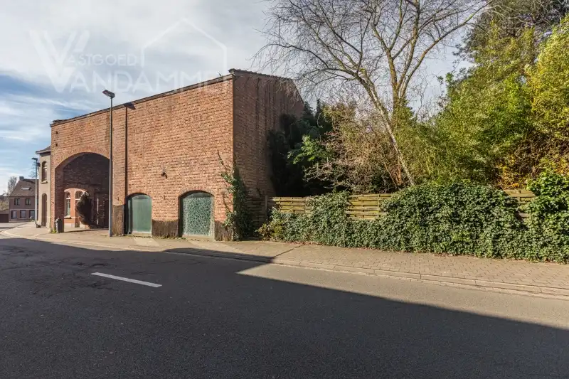 Magazijn/LOFT van +/- 300m² op een totale oppervlakte van 1826m² gelegen in woongebied. Mogelijkheid tot maken van grote loft/ 2 woningen/ ....onder voorbehoud goedkeuring stedenbouw! foto 4