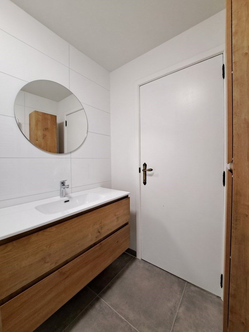 Knap gerenoveerd appartement te Genk centrum foto 14