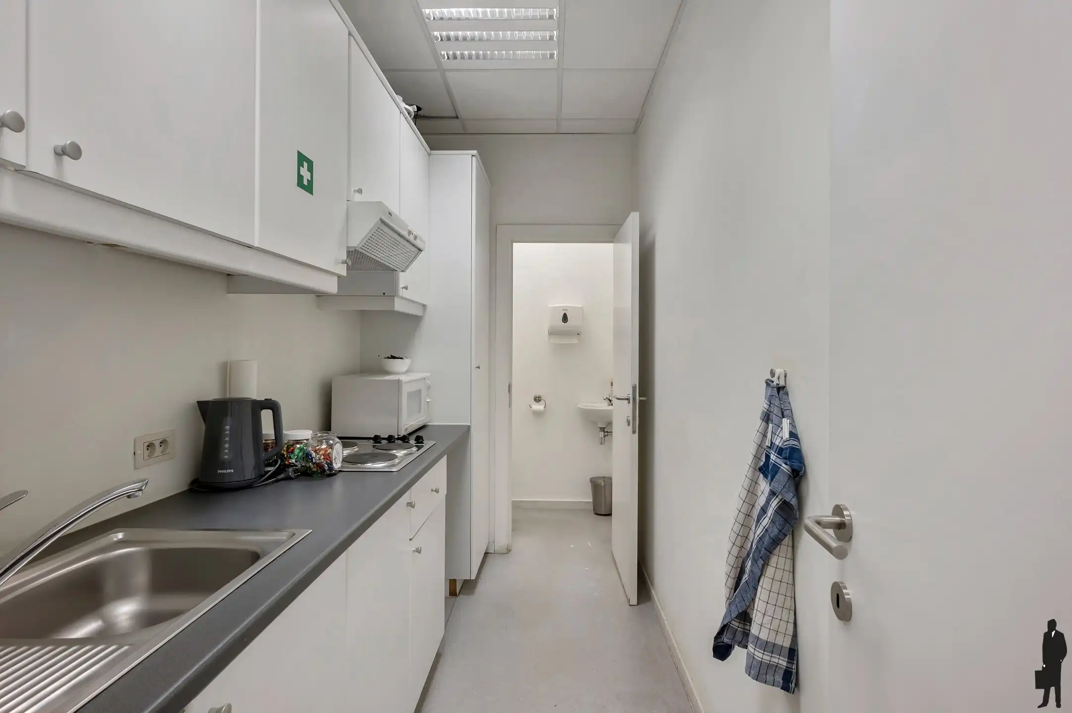 Handelspand/kantoorruimte ca. 228m² met twee staanplaatsen foto 13