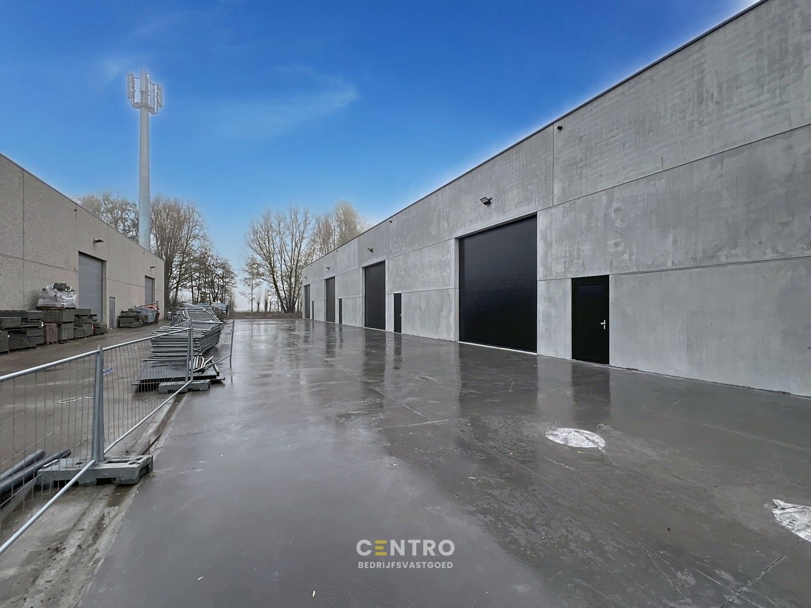 Instapklaar geïsoleerd nieuwbouw MAGAZIJN (± 960m²), vrije hoogte 7m, met 4 sectionale poorten. Op ambachtelijke zone te Oostrozebeke. foto 2