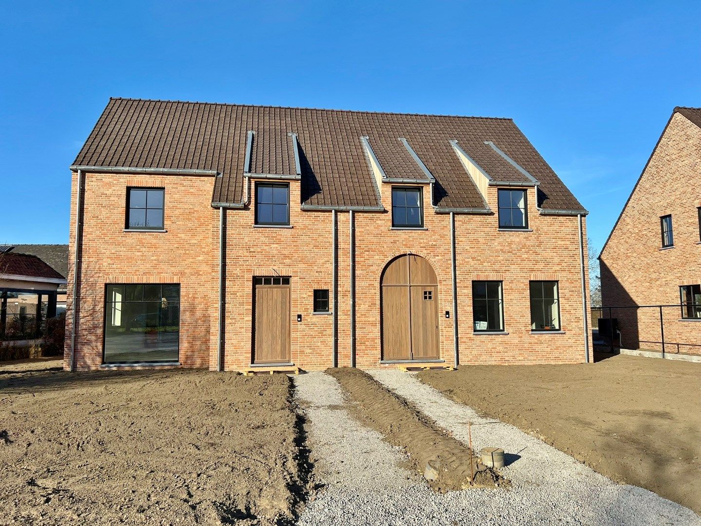 OPENDEUR 26/04 - Halfopen karaktervolle nieuwbouwwoningen met dubbele garage en tuin.  foto 2