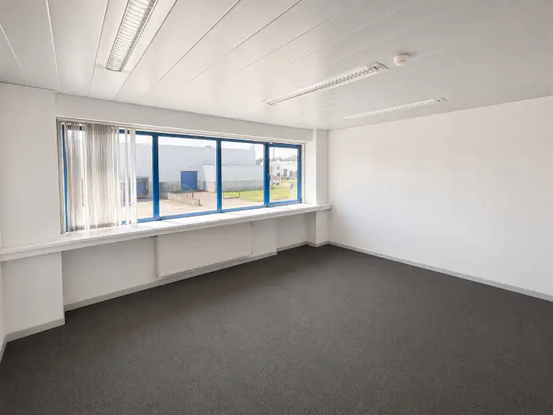 Magazijn te huur foto 12