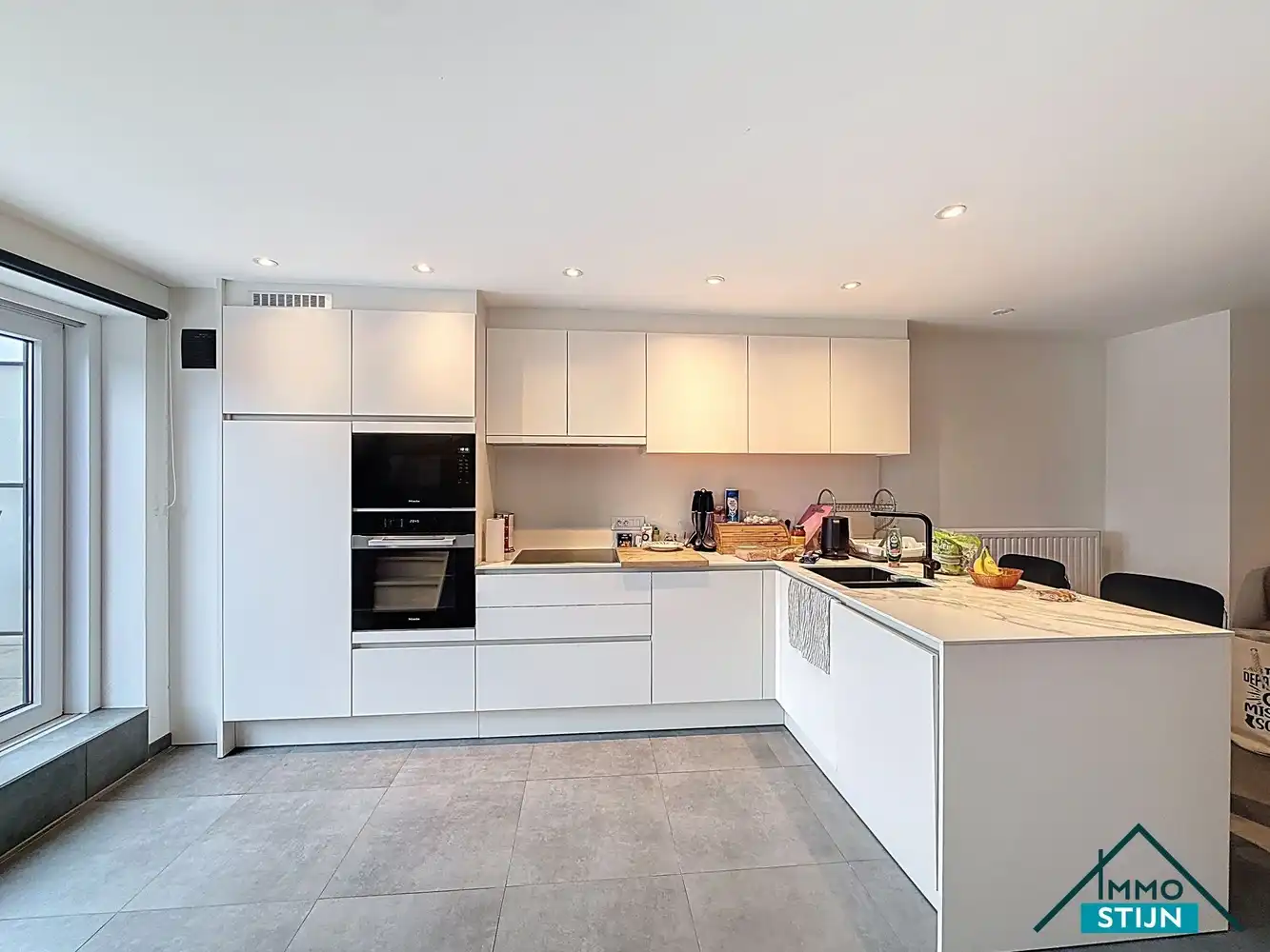 Recente duplex met drie slaapkamers en een garage foto 5