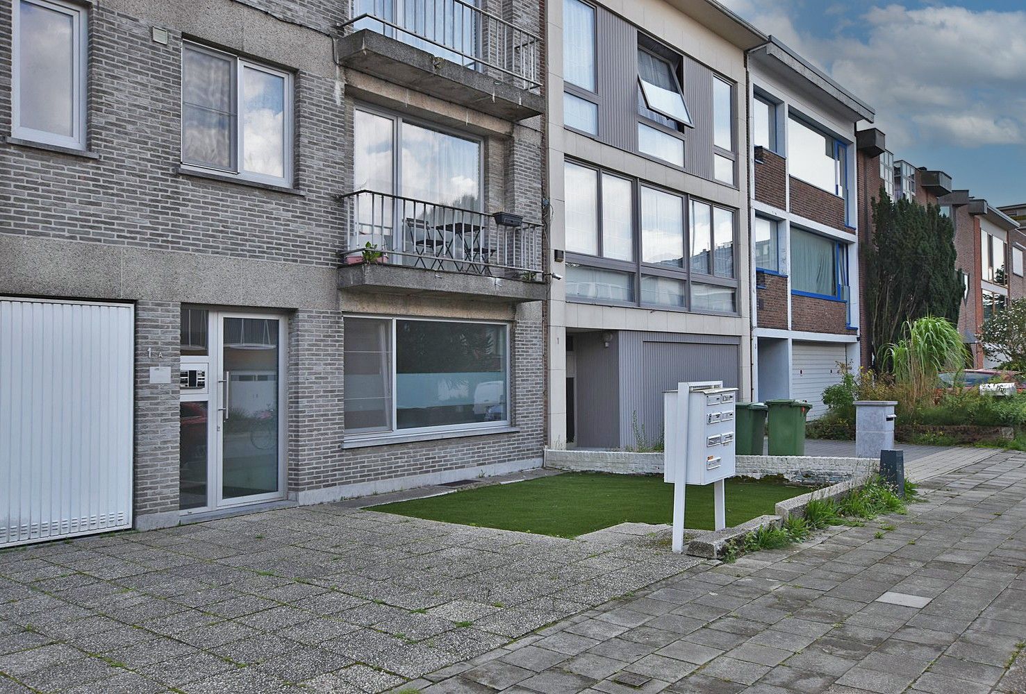 Gelijkvloers appartement met terras op gunstige locatie te huur! foto {{pictureIndex}}