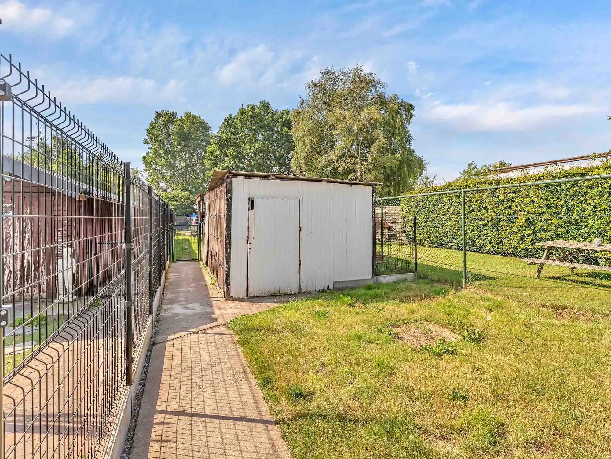 Gerenoveerde woning met ruime tuin en privéparking foto 14