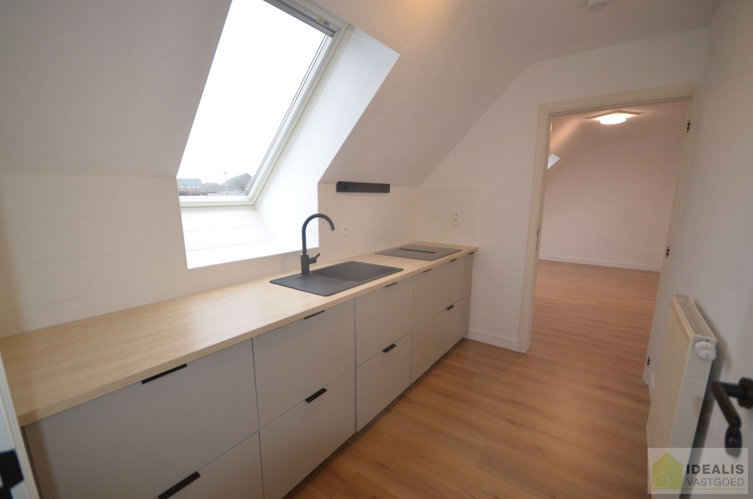 IDEALIS VASTGOED – KNAP GERENOVEERD DAKAPPARTEMENT MET 1 SLAAPKAMER, AANGENAME LEEFRUIMTE EN EXTRA BERGRUIMTE. Zeer geschikt voor kandidaten op zoek naar betaalbare woonruimte vlak bij de stadskern van Bree! foto 6