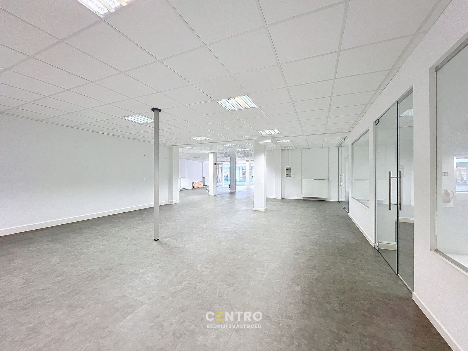 Unieke kantoor- en winkelruimten van ± 450m² te Roeselare - dicht bij de Grote Markt aan héél AANTREKKELIJKE prijs! foto 8