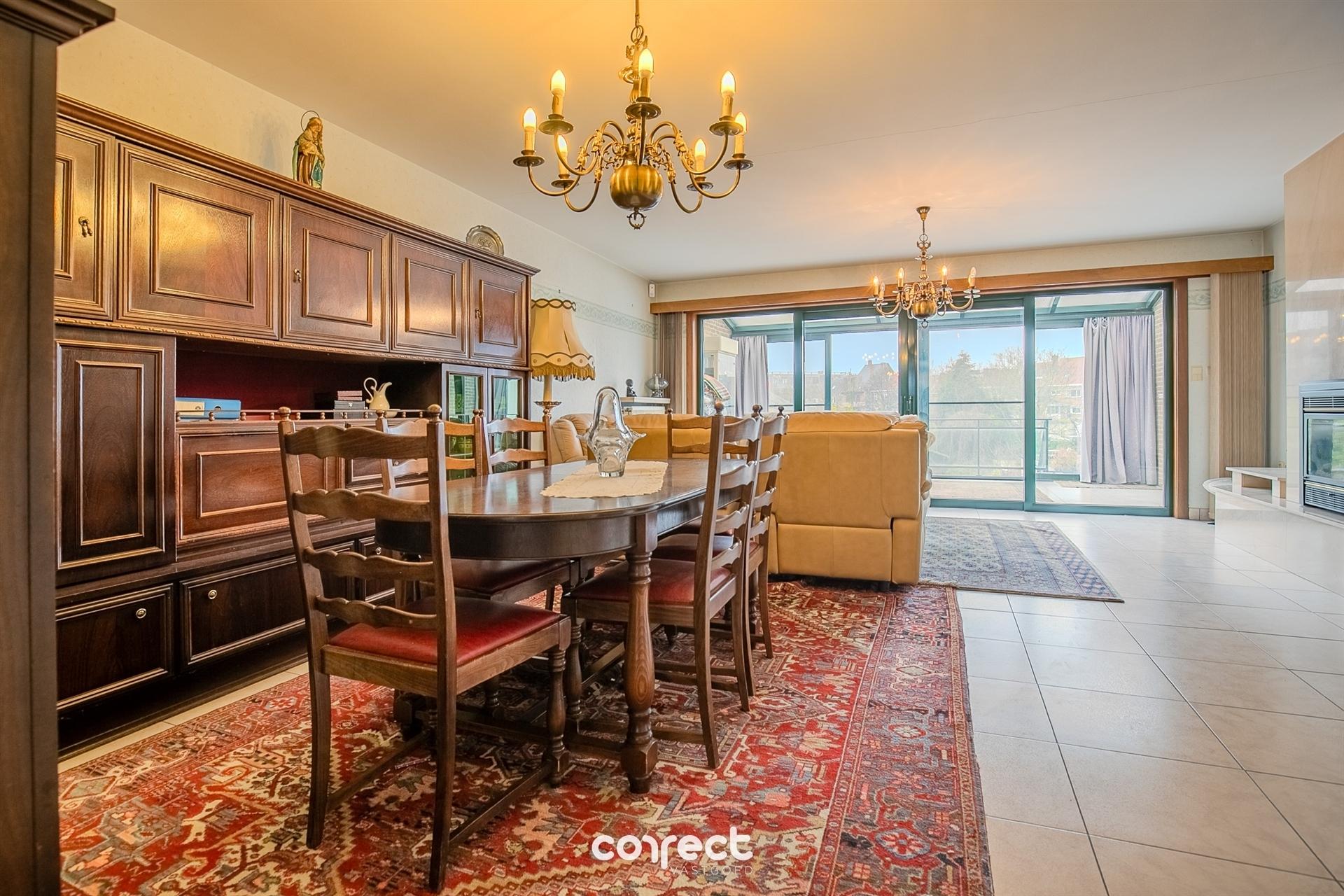 Instapklare gezinswoning met garage voor 3 wagens, terras en ruime zongerichte tuin. foto 2