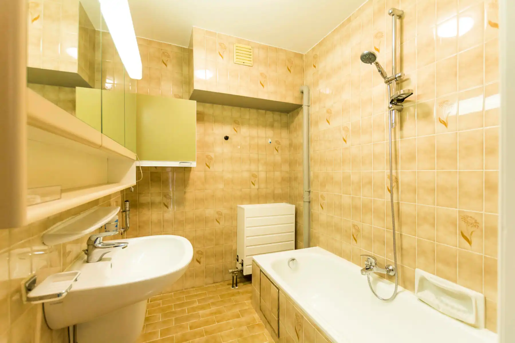 Een verzorgd appartement met ruime kelder, balkon en garage foto 5