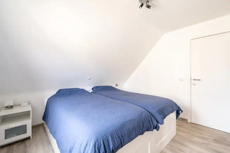 Halfopen bebouwing met praktische indeling in rustige woonwijk foto 11