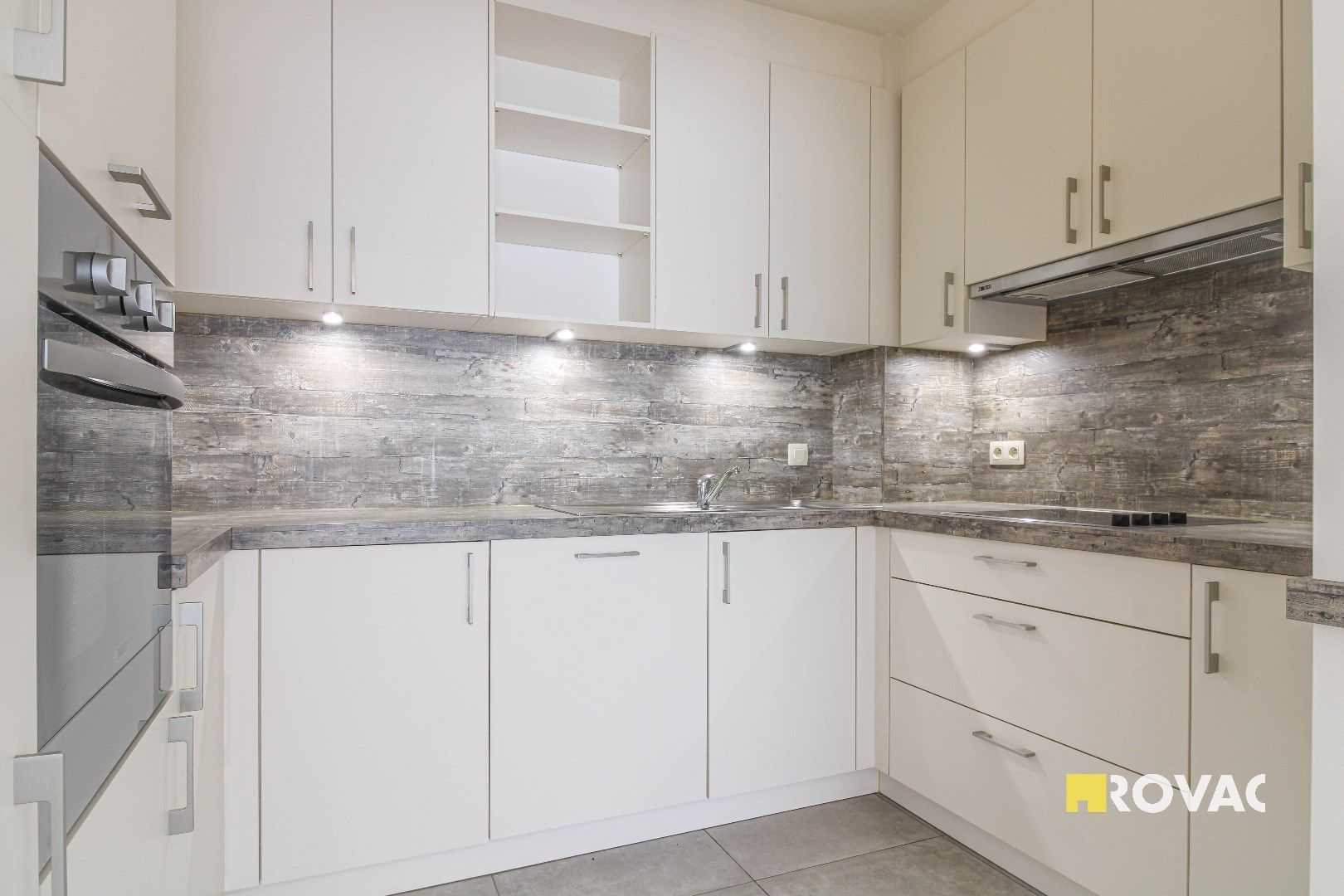 Volledig gerenoveerd appartement op het gelijkvloers - in zeer rustige omgeving! foto 4