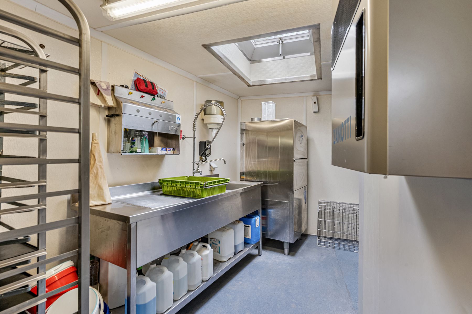 Gebouw gemengd gebruik met veel mogelijkheden foto 24