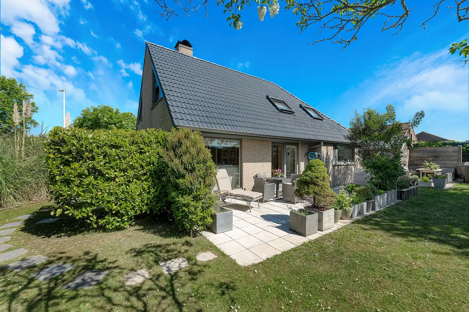 Vrijstaande villa gelegen op een zonnig hoekperceel. foto {{pictureIndex}}