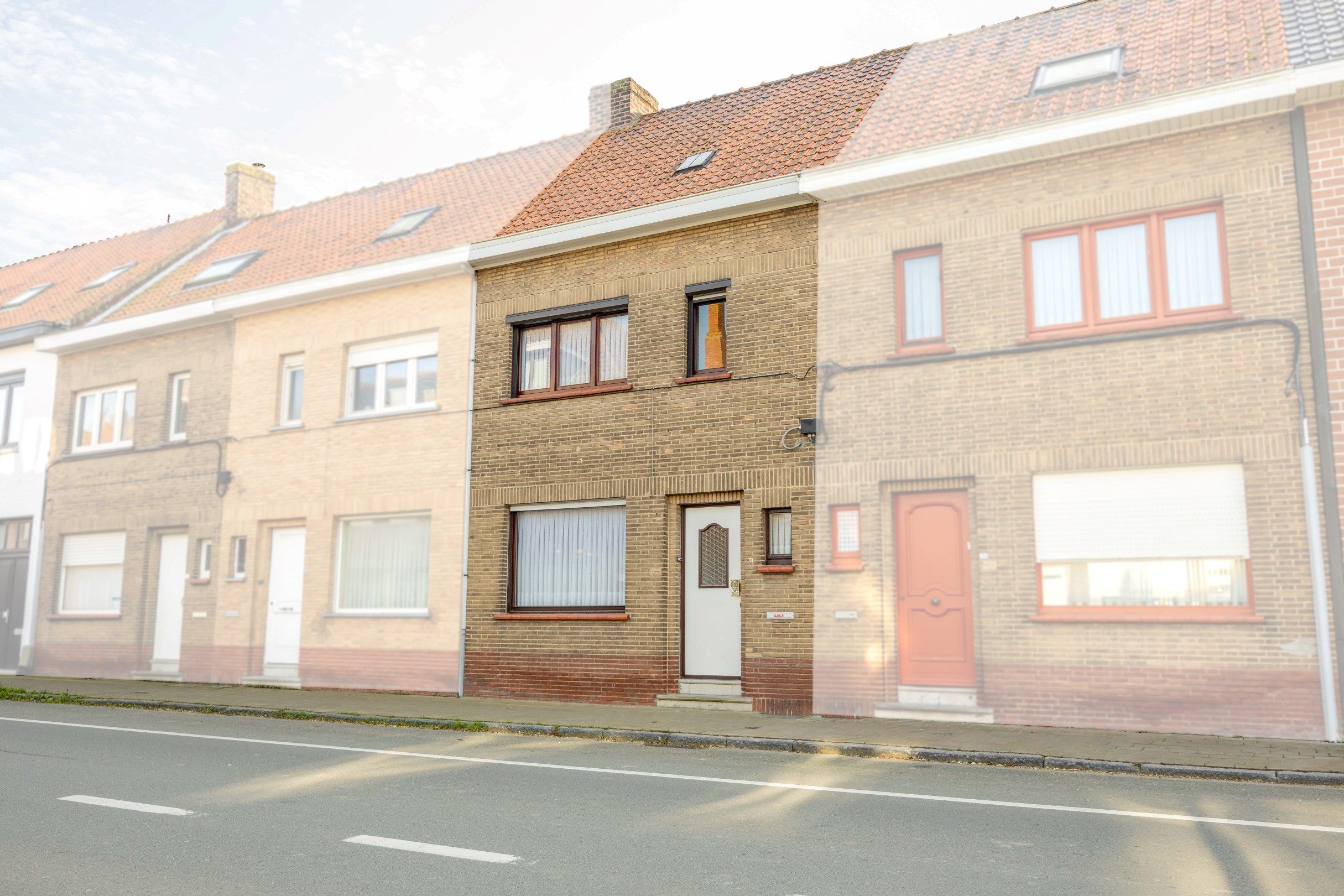 Hoofdfoto van de publicatie: WONING MET GARAGE EN UITWEG 