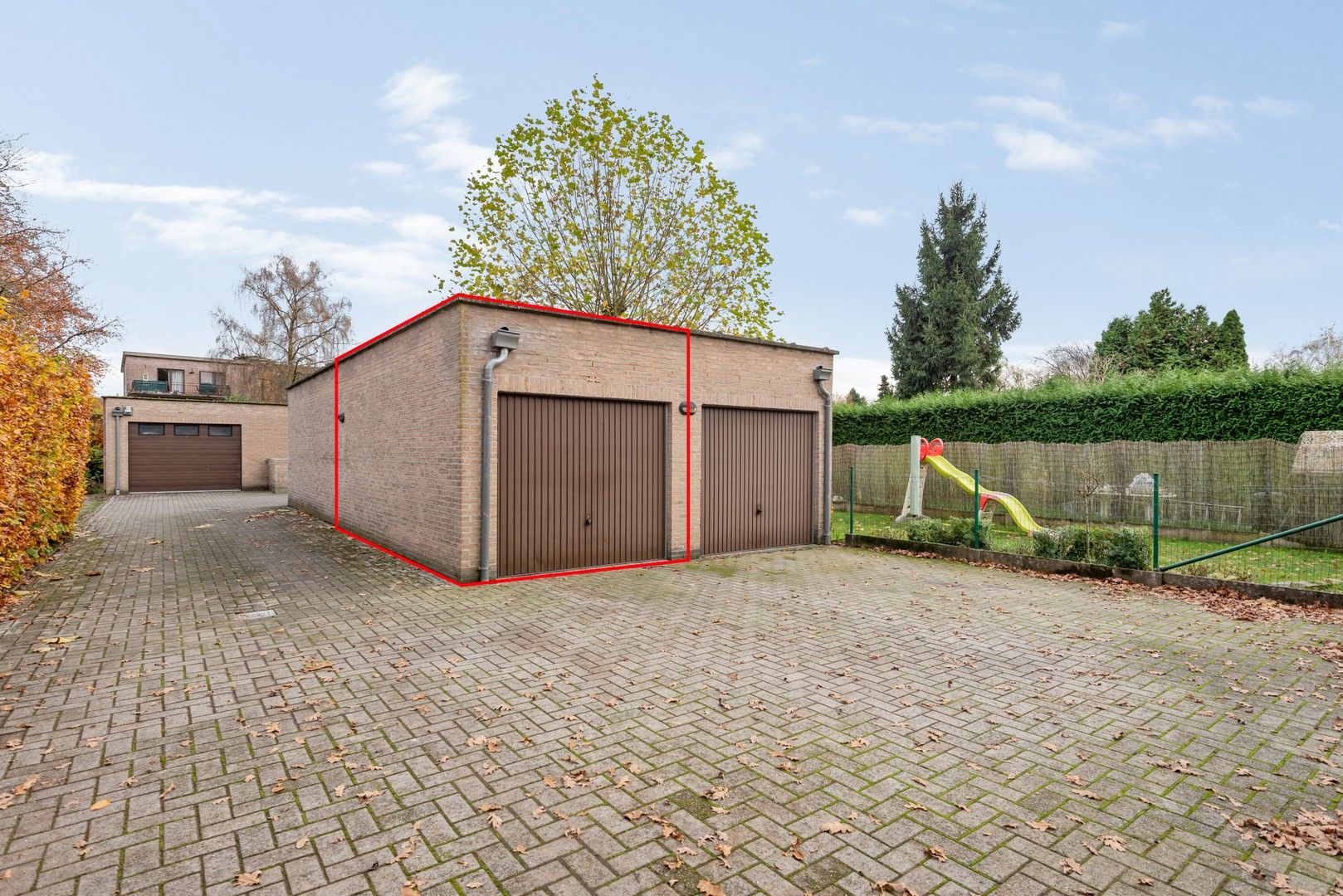 Jong GLV-app met zonnige tuin, terras en garagebox foto 16