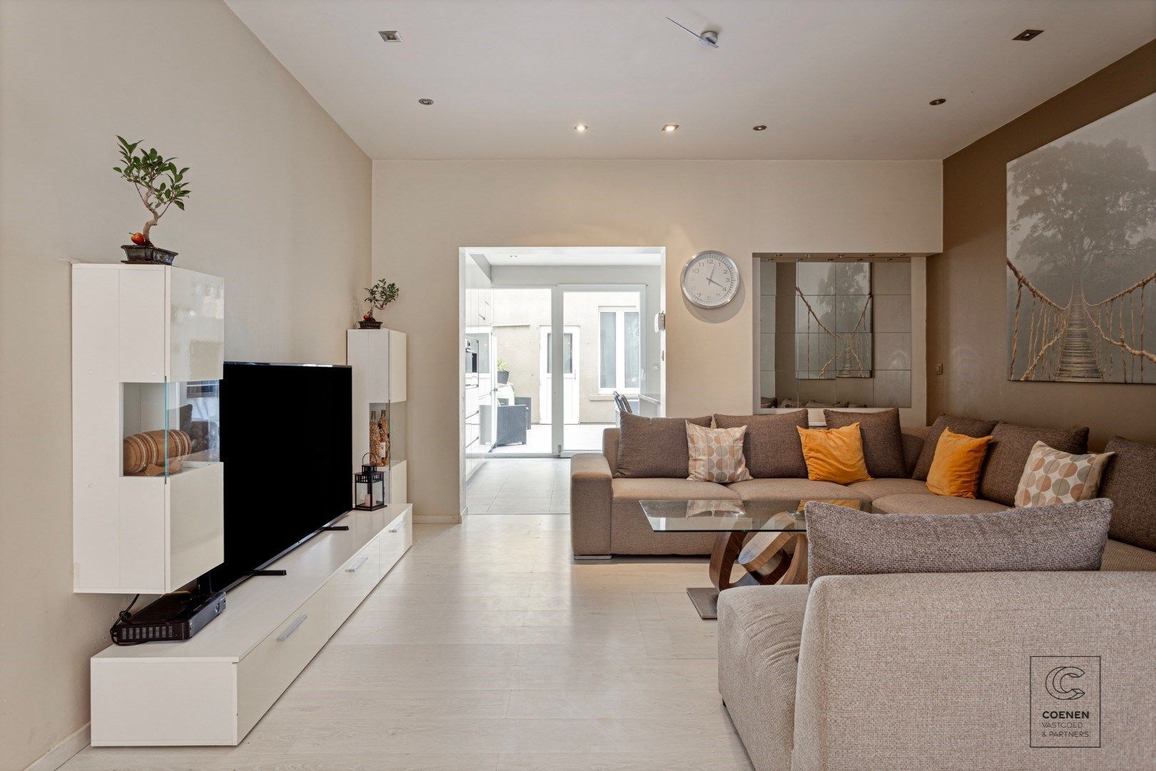 Ruime woning met 5 slpk's en een bew opp van 155 m² op zeer centrale ligging te Merksem foto {{pictureIndex}}