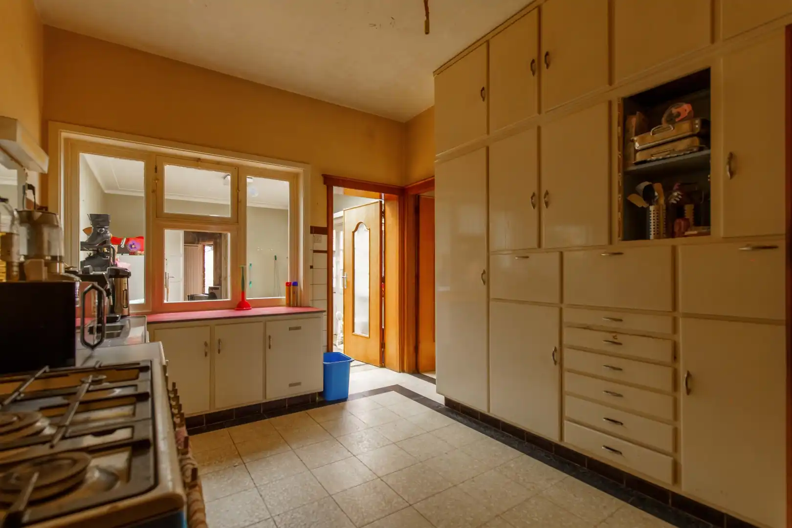 Ruime woning met vier slaapkamers en grote tuin foto 12