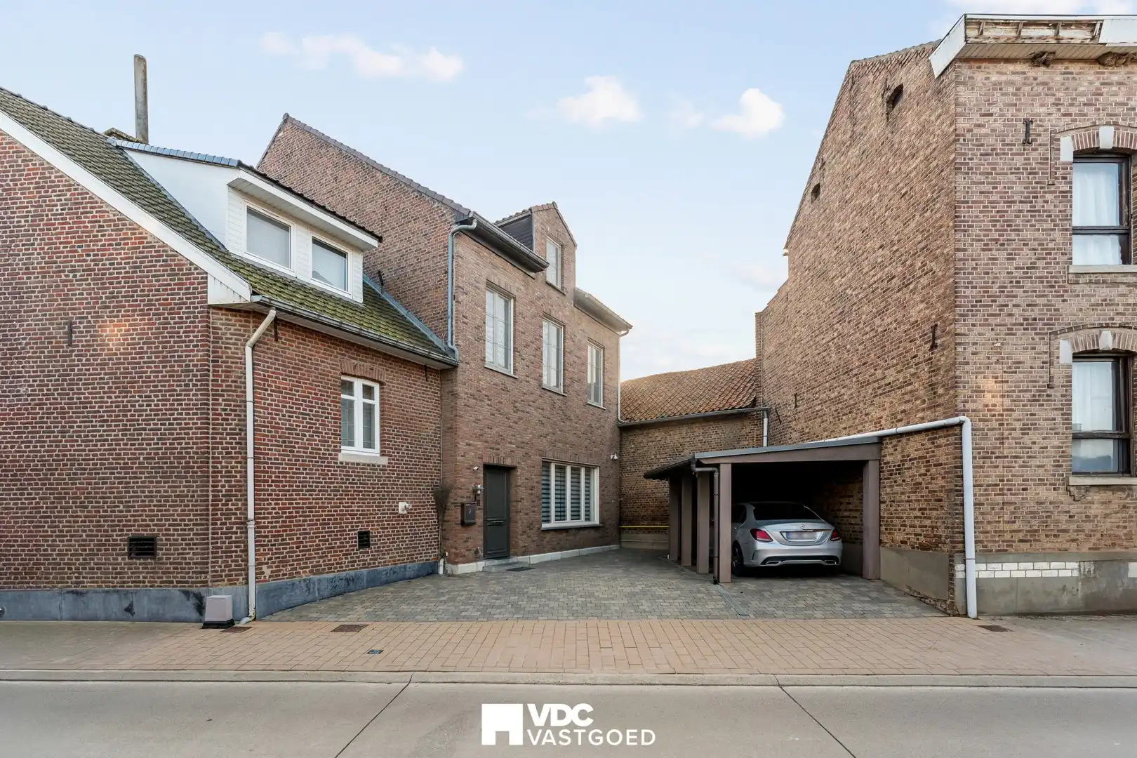 Instapklare, energiezuinige gezinswoning met tuin, veranda en polyvalente zolder (mogelijkheid tot studio) foto 2