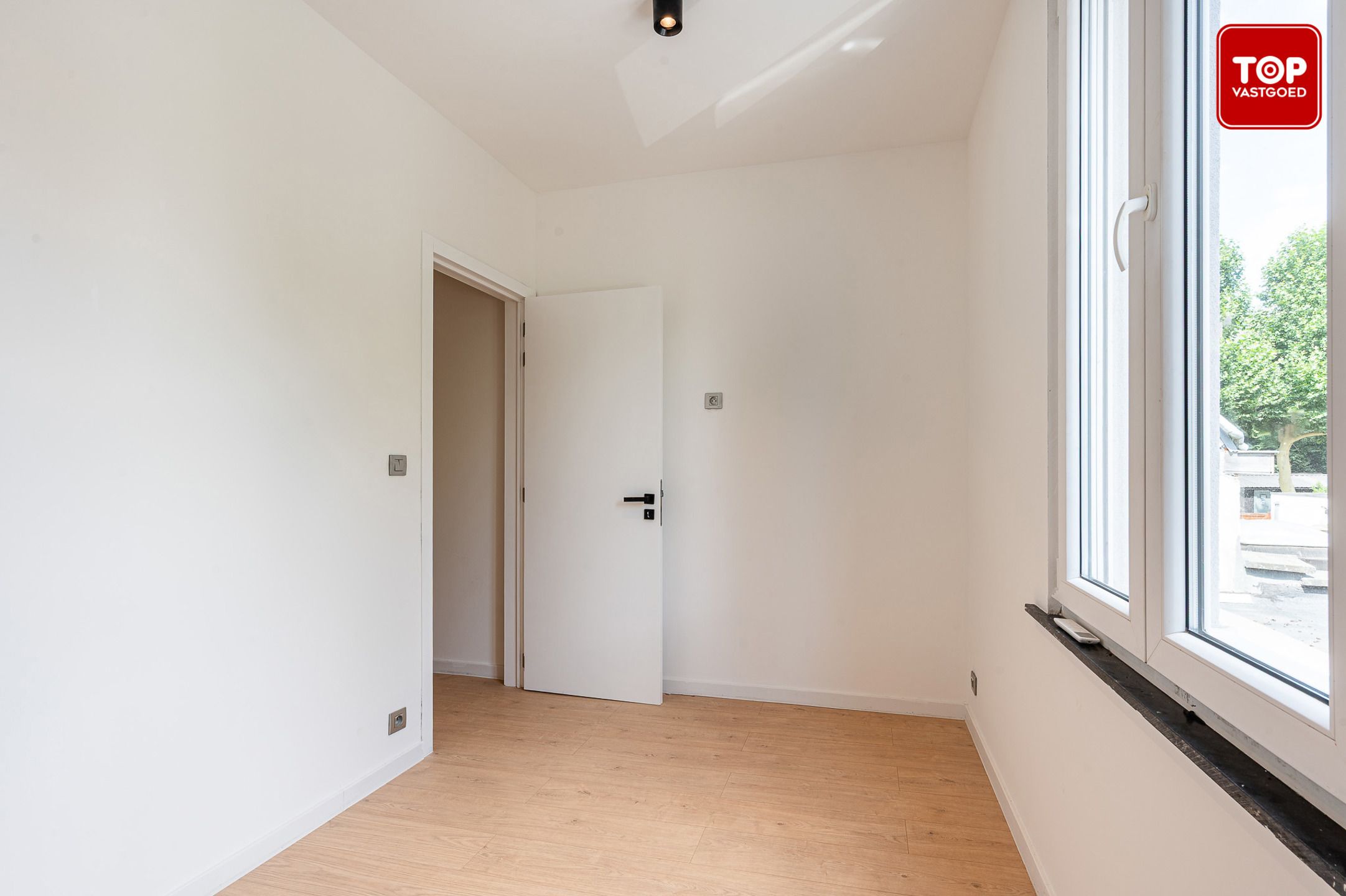 Stijlvol gerenoveerde gezinswoning met 4 slaapkamers en gezellige tuin foto 20