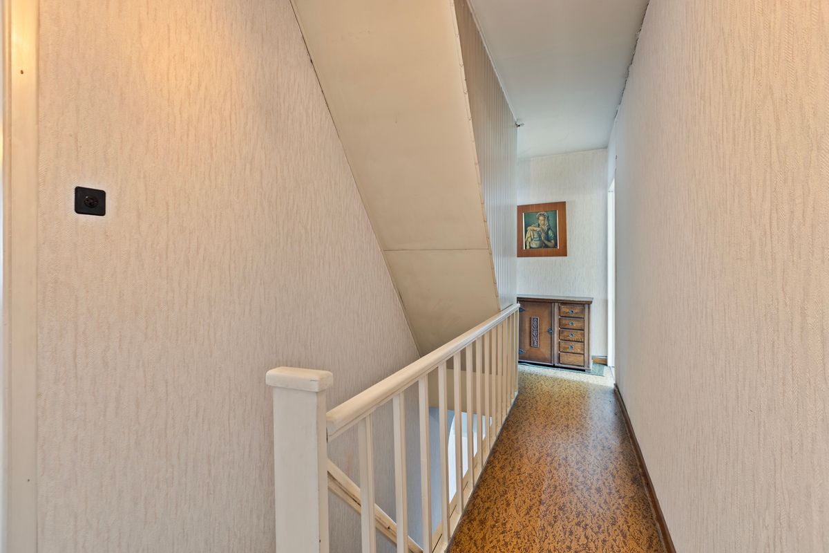 Te renoveren rijwoning in hartje Bilzen foto 15