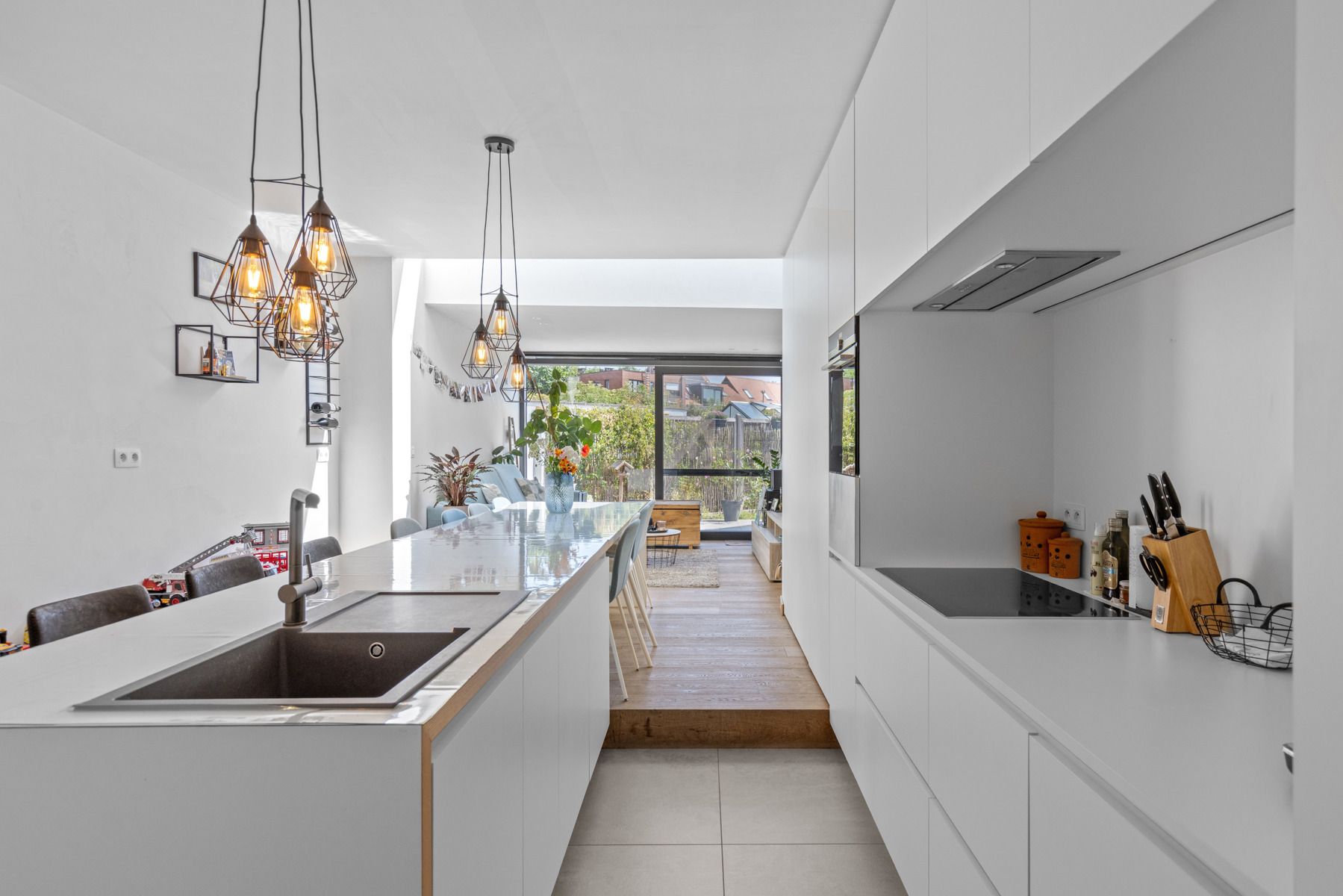 Lichtrijke, modern afgewerkte woning met grote tuin!  foto 3