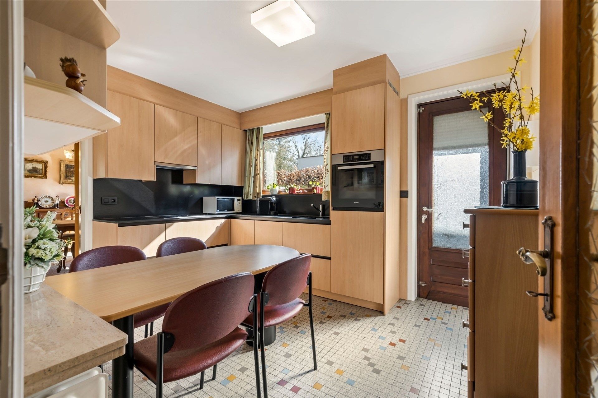 Uitstekend gelegen gezinswoning (type bungalow) met 4 slaapkamers, garage en een aangename tuin (1.067m²) foto 12