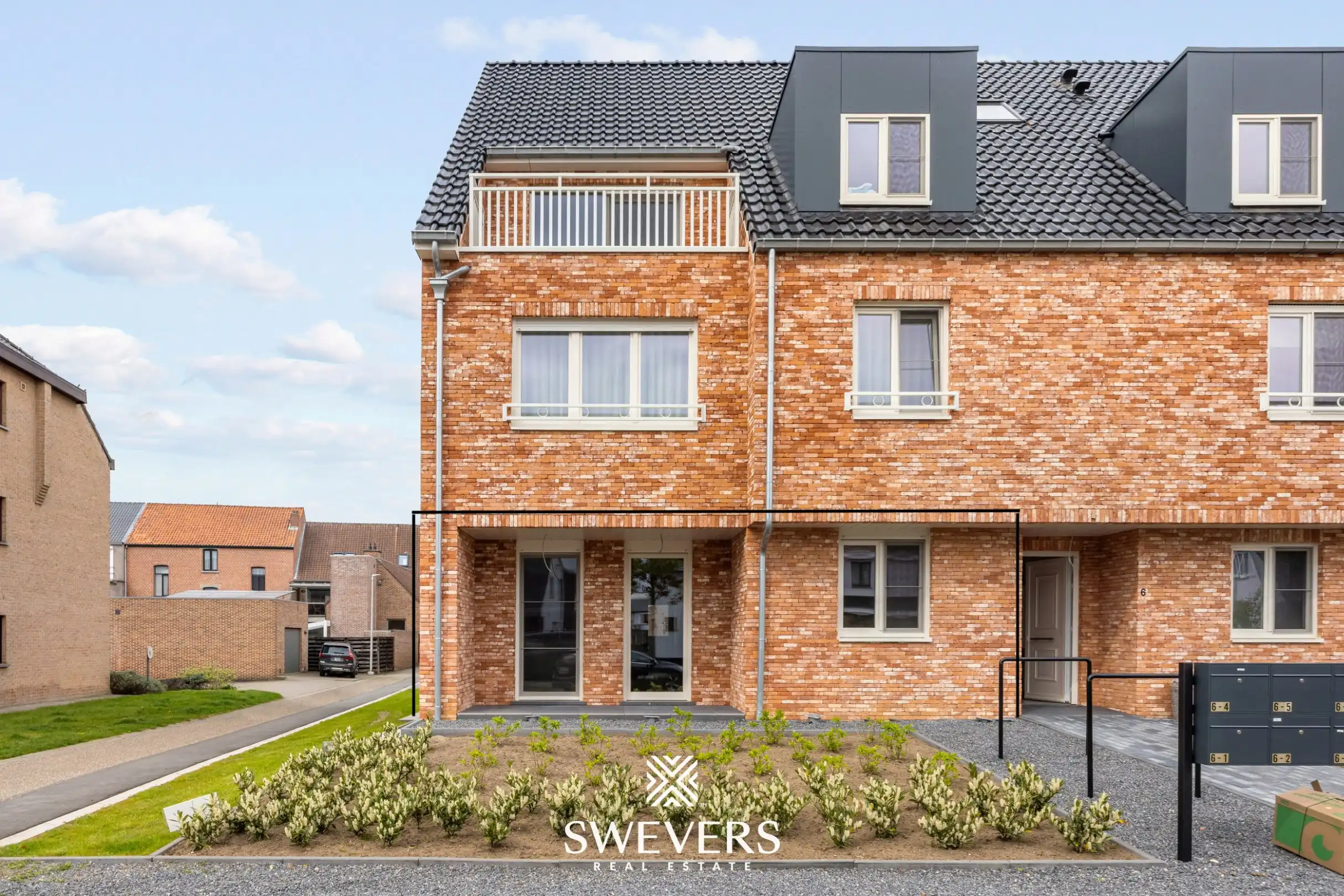 Modern gelijkvloers appartement met privétuin en dubbele parking foto {{pictureIndex}}