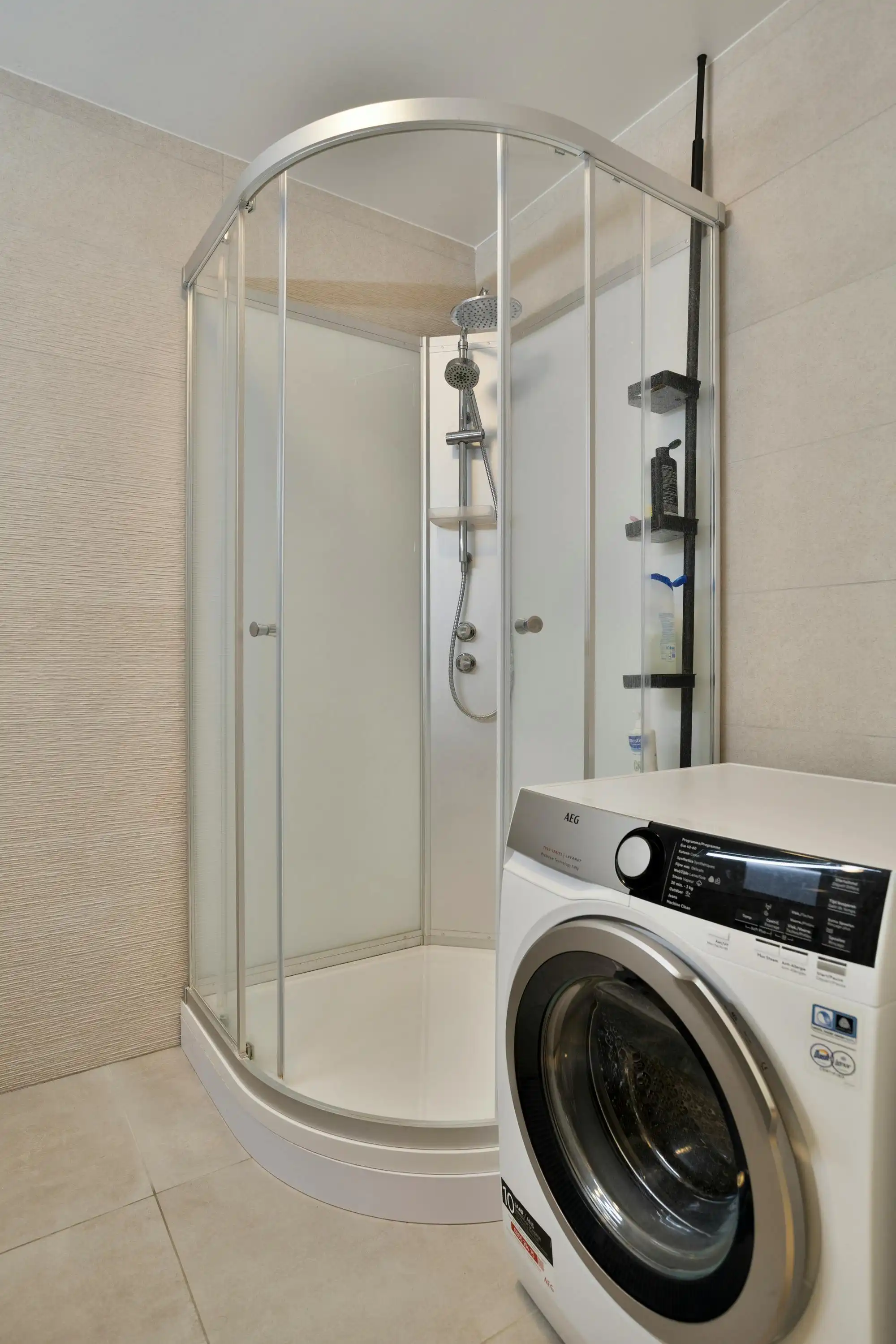 Instapklaar appartement vlakbij het Rivierenhof te koop! foto 13