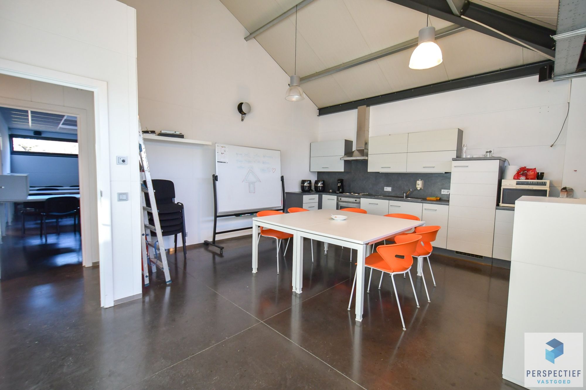 BEDRIJFSGEBOUW met PRIVE PARKING (min.15 wagens) - 11 KANTOORRUIMTES - BRUIKBARE OPP 685m² foto 5