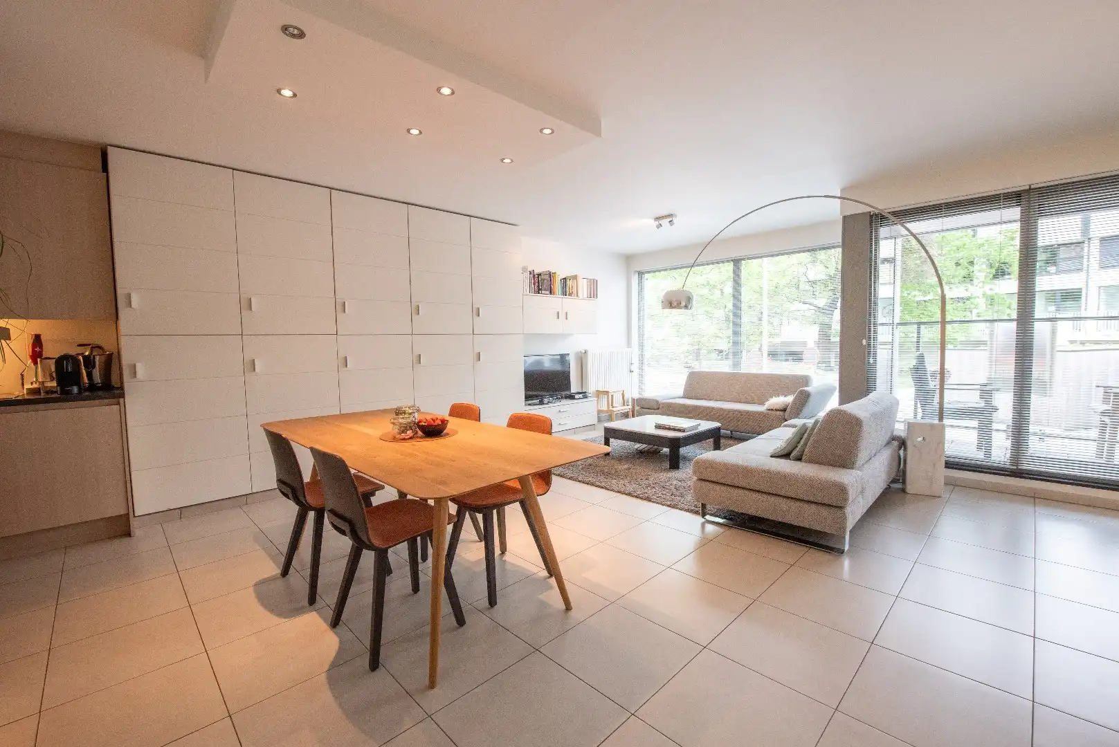 Te koop: gezellig 2 slaapkamer appartement met ruim terras in hartje Waregem! foto 2