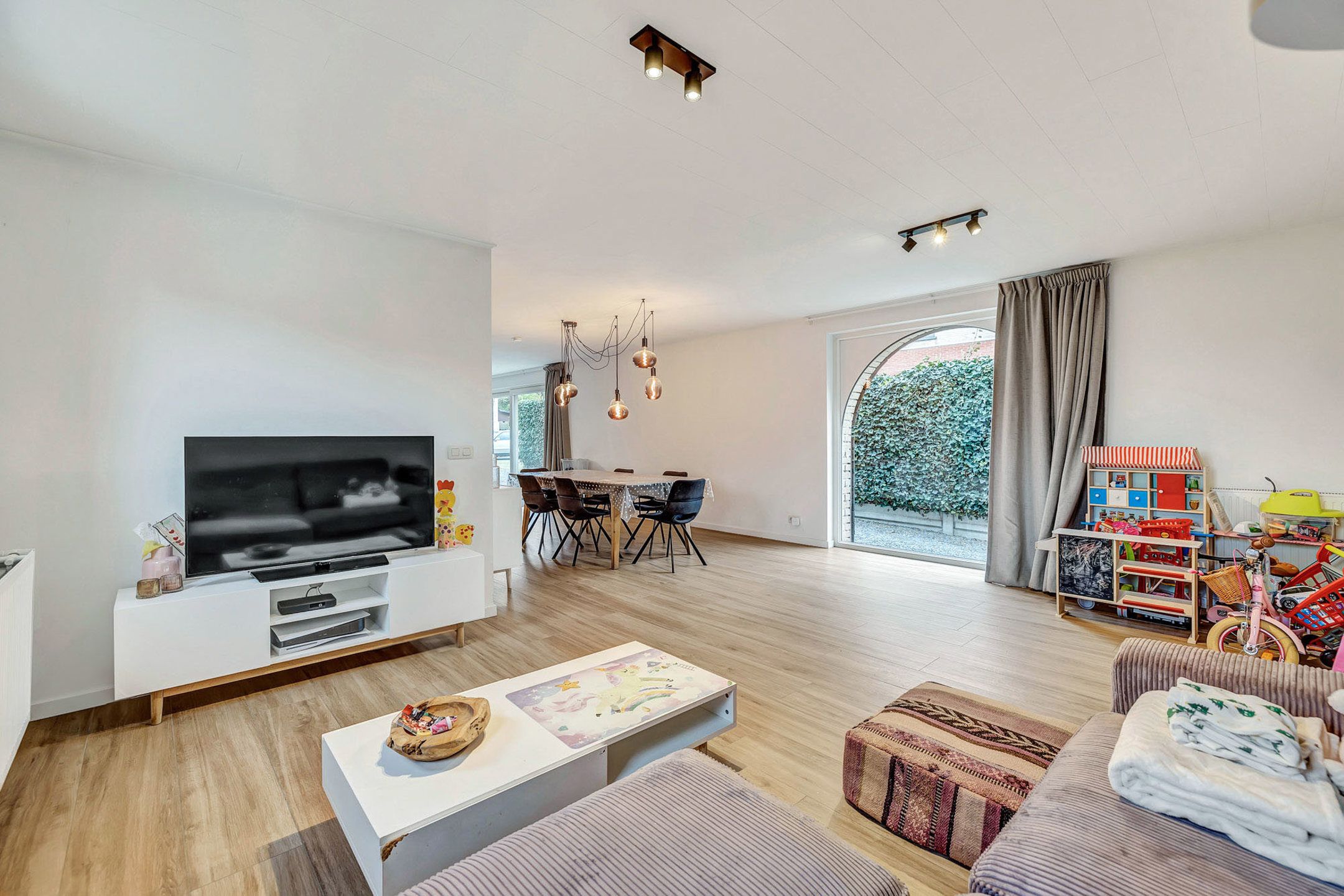 Instapklare woning te Ternat met drie slaapkamers, tuin en carport! foto 2