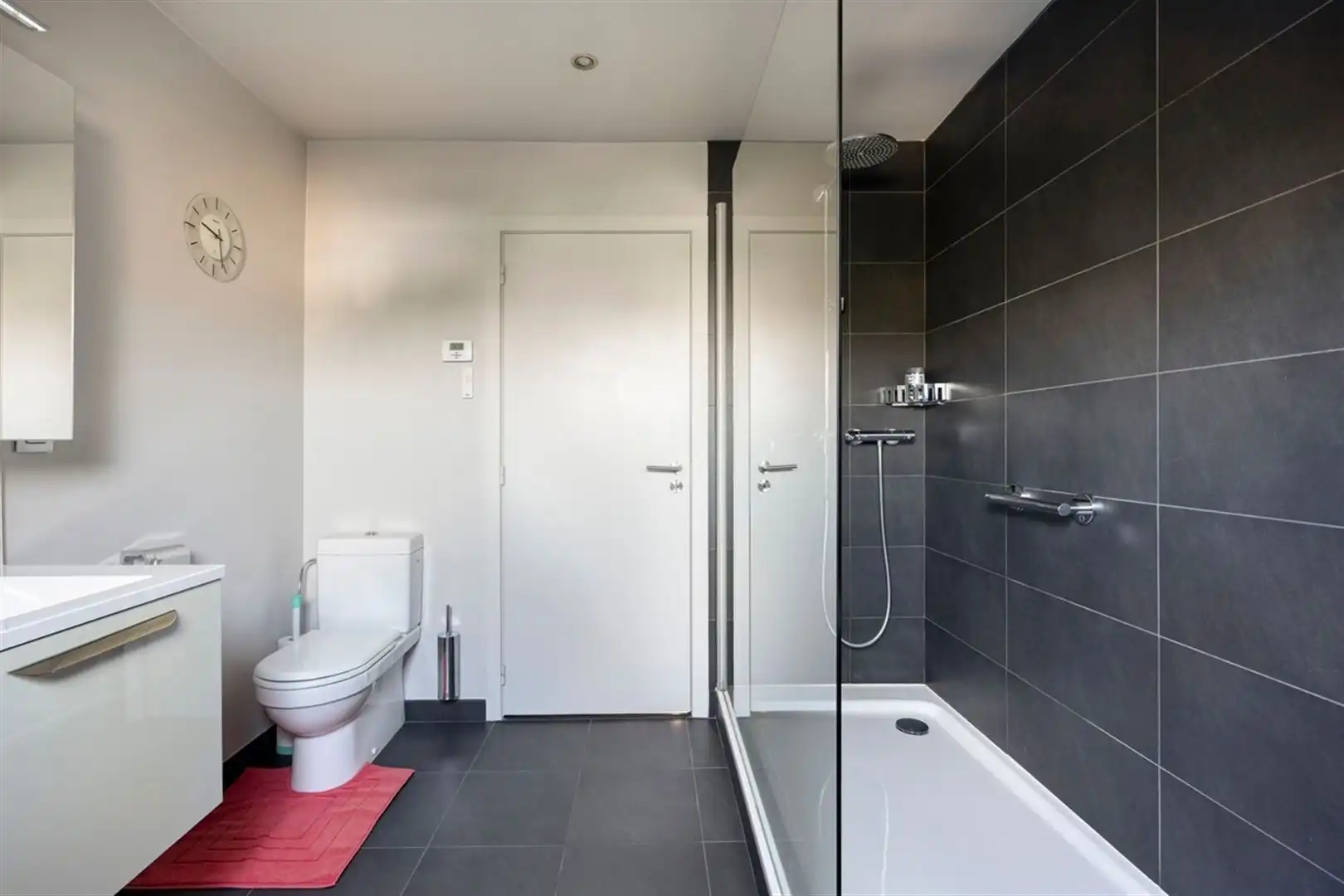 Rustig gelegen, goed onderhouden villa met 4 slaapkamers op 761 m². foto 16
