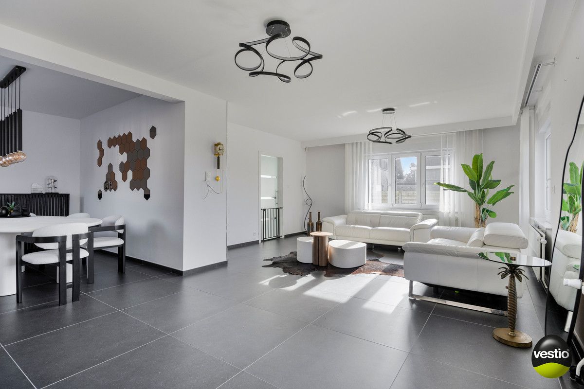 RUIME RUSTIG GELEGEN WONING MET 3 SLK EN POLYVALENT BIJGEBOUW OP 23A75CA. foto 2